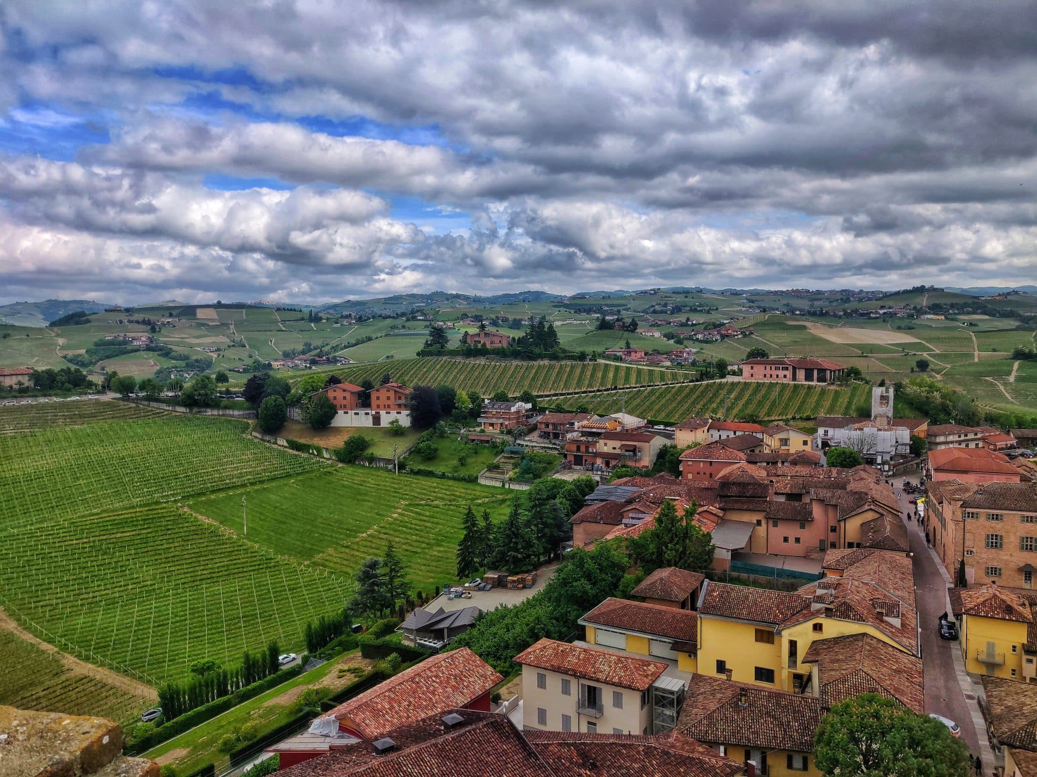 Familjen Cigliuti står mitt i sin fantastiska vingård Serraboella i Barbaresco. Cigliuti tillhör en av Barbarescos absolut bästa producenter. Barolo 2022 Barbaresco 2023