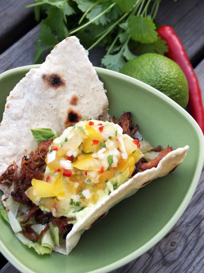 Carnitas med hembakta tortillabröd, pico de gallo och guacamole